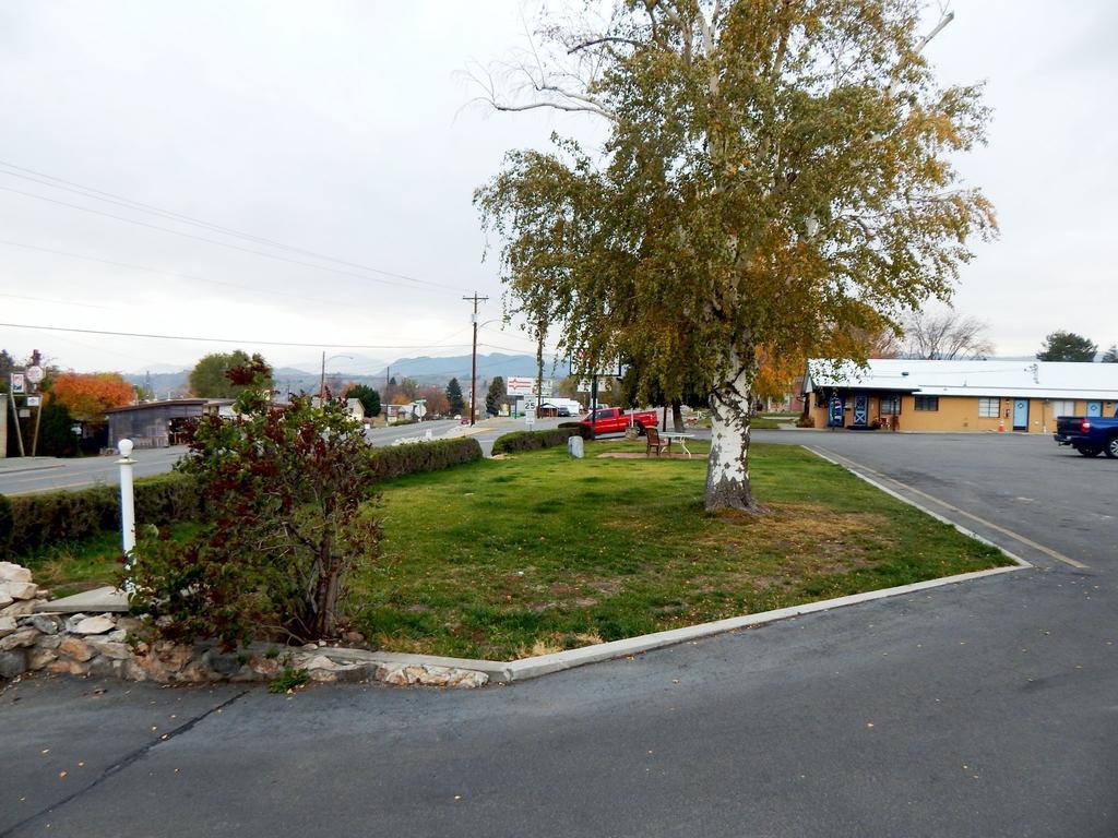 Motel Nicholas Omak Exterior photo